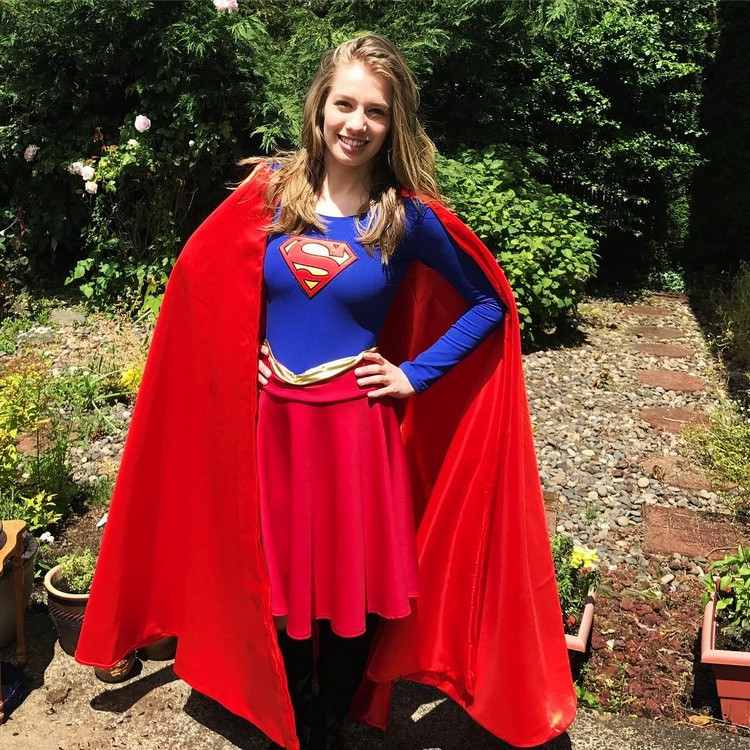 superwoman-kostüm-selber-machen-roter-umhang-rock