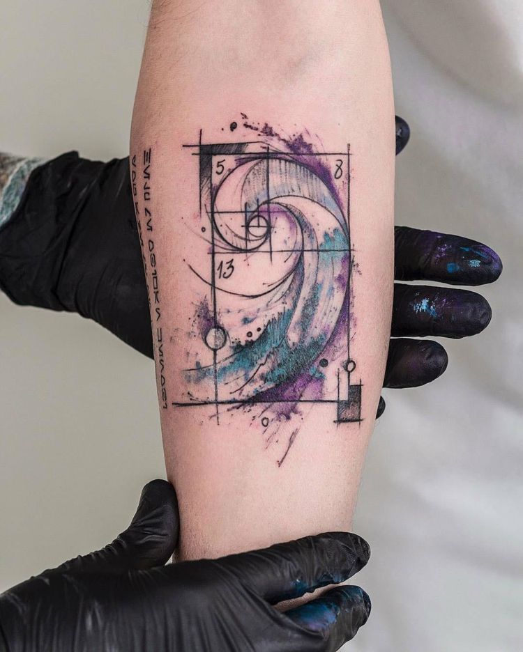 tattoo-motive-architektur-abstrakt-aquarell-farben-fibonacchi-lila-blau