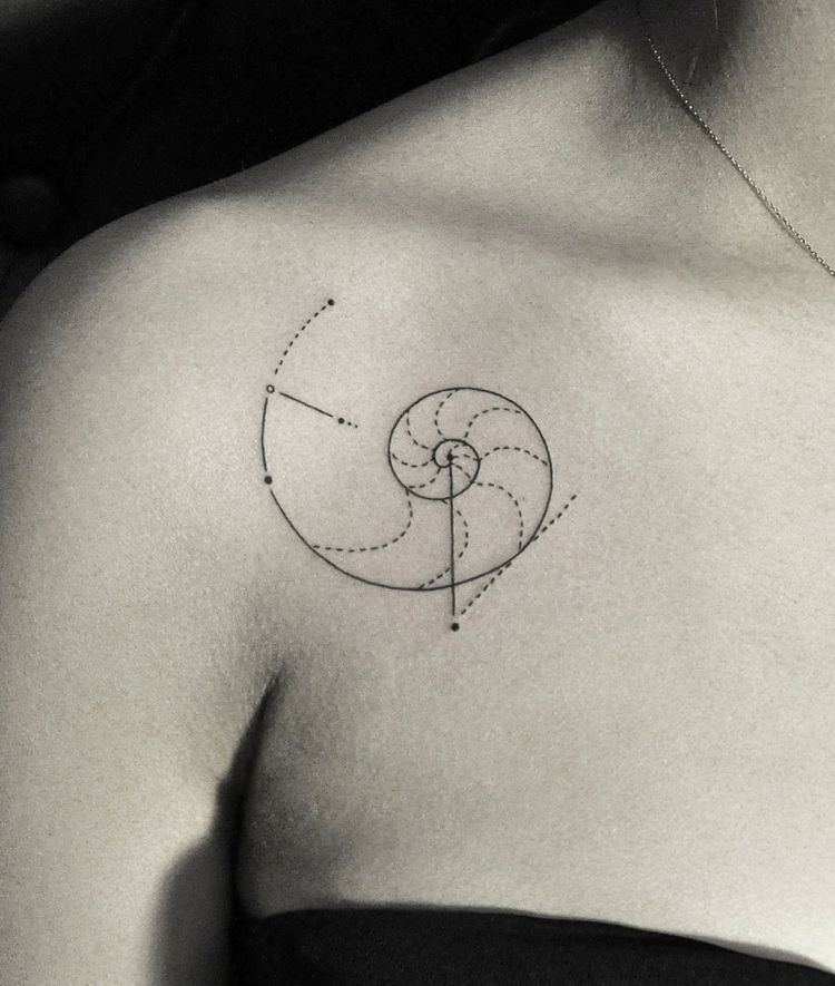 tattoo-motive-architektur-damen-schulter-spirale-schneckenhaus-optik