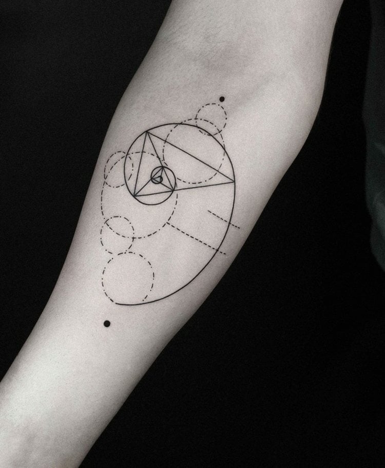 tattoo-motive-architektur-fibonacci-strichlinien-schwarz-weiß-striche-design