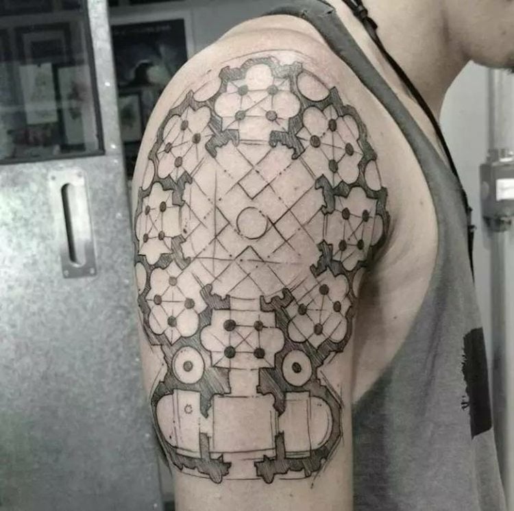 tattoo-motive-architektur-grundriss-gothische-kirche-oberarm-schulter