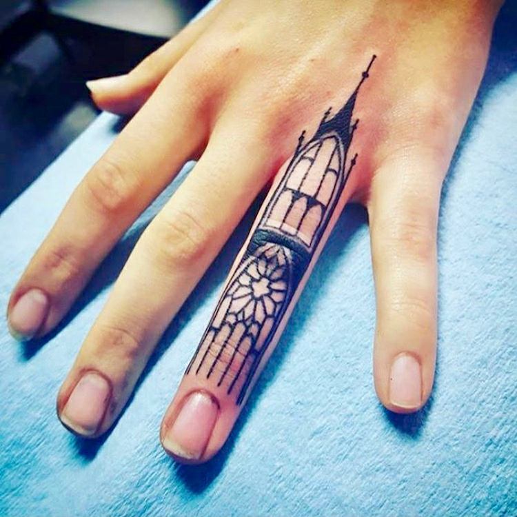 tattoo-motive-architektur-idee-finger-tätowierung-ringfinger-gothisch-kirche-fenster