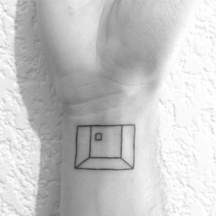 tattoo-motive-architektur-idee-handgelenk-3d-bild-pyramide-loch