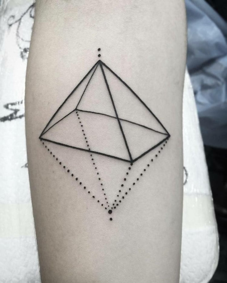 tattoo-motive-architektur-pyramide-dreidimensional-diamant-strichellinien