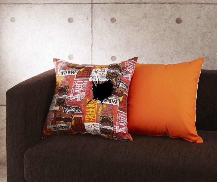 tintenflecken-entfernen-kissen-sofa-möbel-textilien