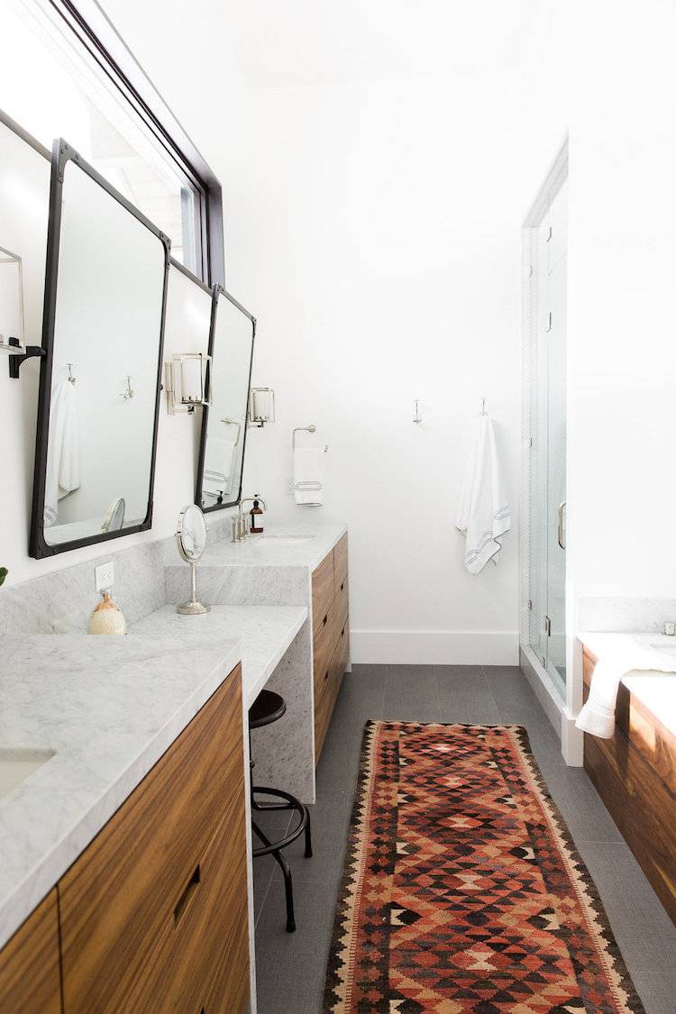 vintage-teppiche-modern-interior-badezimmer-holz-weiss-marmor