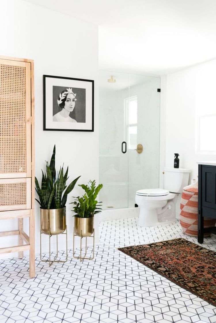 vintage-teppiche-modern-interior-badezimmer-weiss-dusche-glaswand