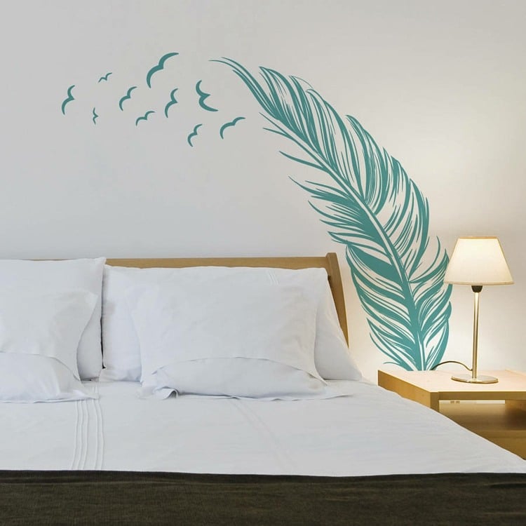 wandtattoo-schlafzimmer-feder-idee-hellblau-vögel-stärke-nachttisch-deko