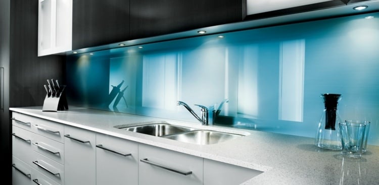 wandverkleidung-küche-glas-modern-blau-fliesenspiegel-rückwand