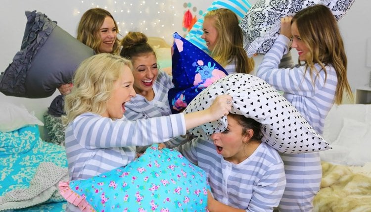übernachtungsparty ideen kissenschlacht-spaß-pyjama-party