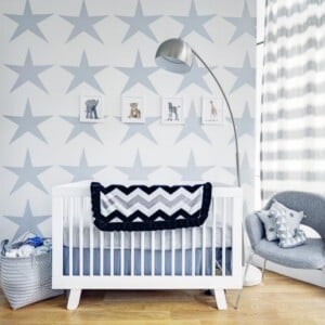 Babyzimmer-einrichten-junge-weiss-blau-sterne-wandgestaltung-skandinavisch