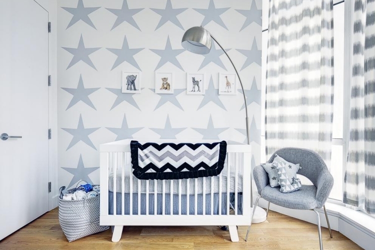 Babyzimmer-einrichten-junge-weiss-blau-sterne-wandgestaltung-skandinavisch