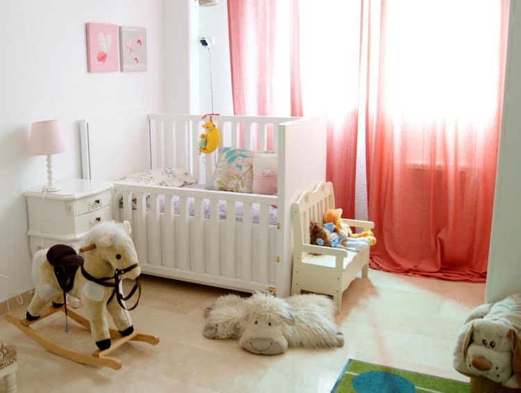 Babyzimmer-einrichten-mädchen-weiss-rosa-ombre-gardinen-plüschtiere