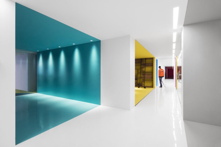 angenehme-atmosphaere-arbeitsplatz-farbe-design-interieur-schlicht