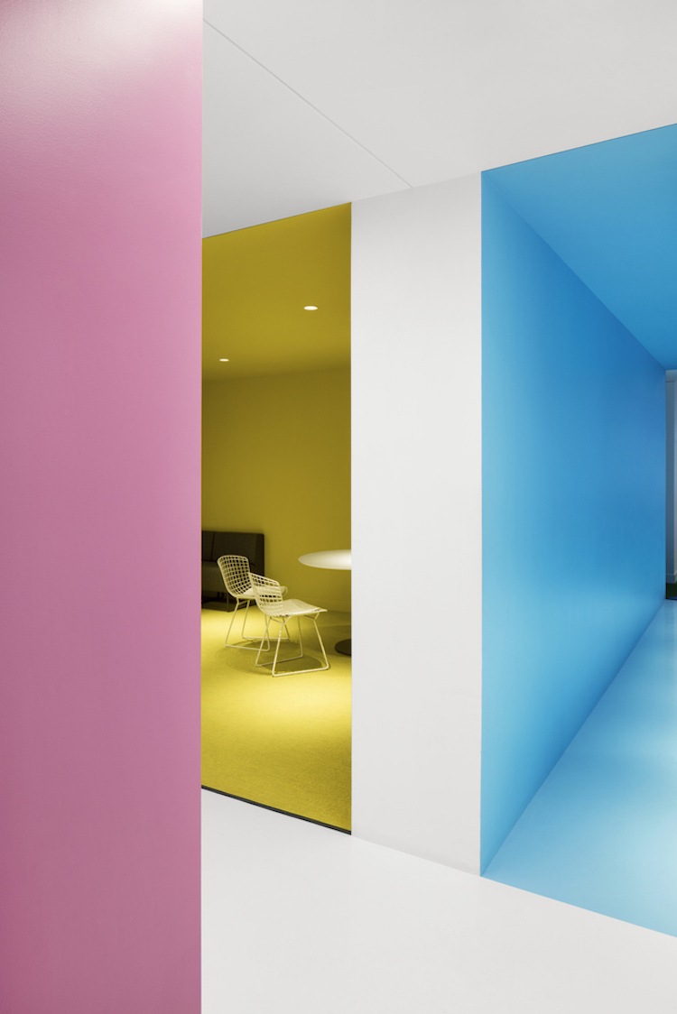 angenehme-atmosphaere-arbeitsplatz-farbe-gelb-blau-rosa-minimlistisch