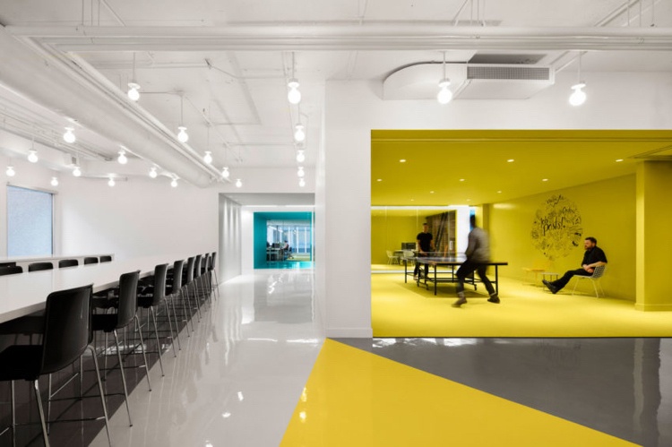 angenehme-atmosphaere-arbeitsplatz-farbe-gelb-grau-weiss-kombinieren