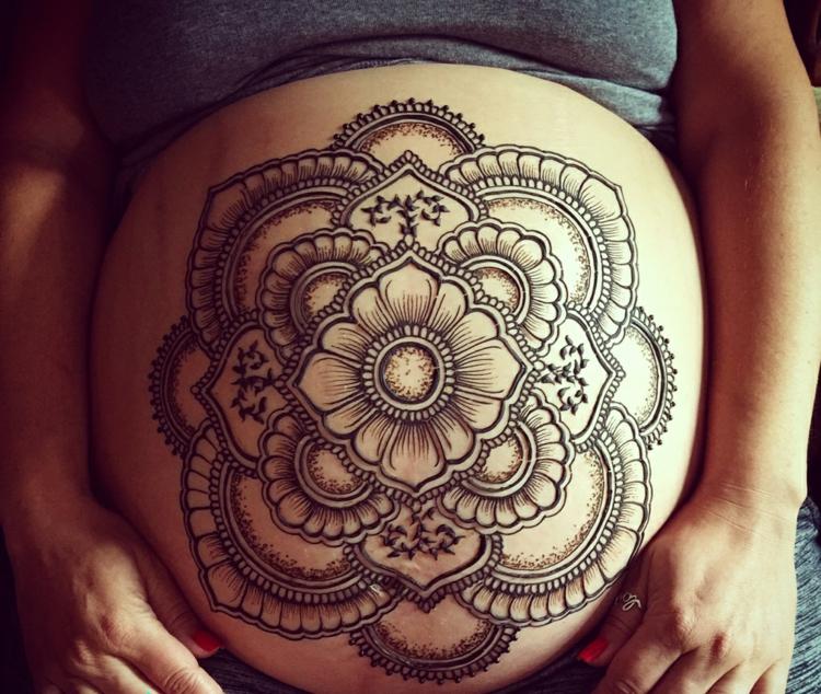 babybauch-bemalen-henna-tattoo-mandala-romantisch-haltbar