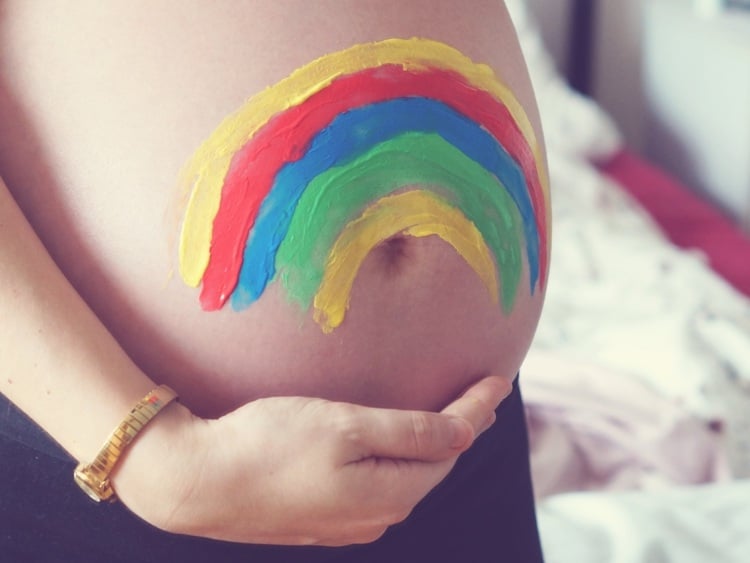 babybauch-bemalen-kinder-geschwister-regenbogen-fingerfarben