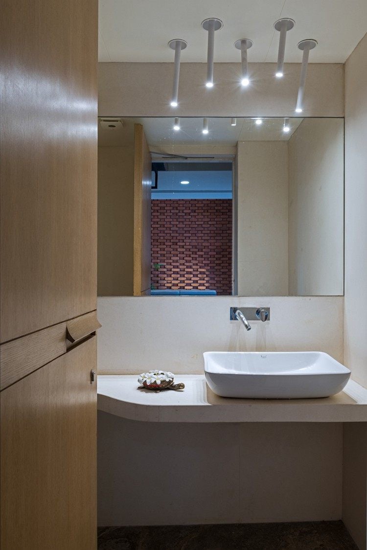 badezimmer-design-aufsatzwaschbecken-spiegel-kreative-beleuchtung