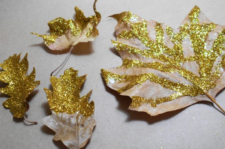 basteln-herbstblättern-dekorieren-herbstlich-glitzer-gold-glamour
