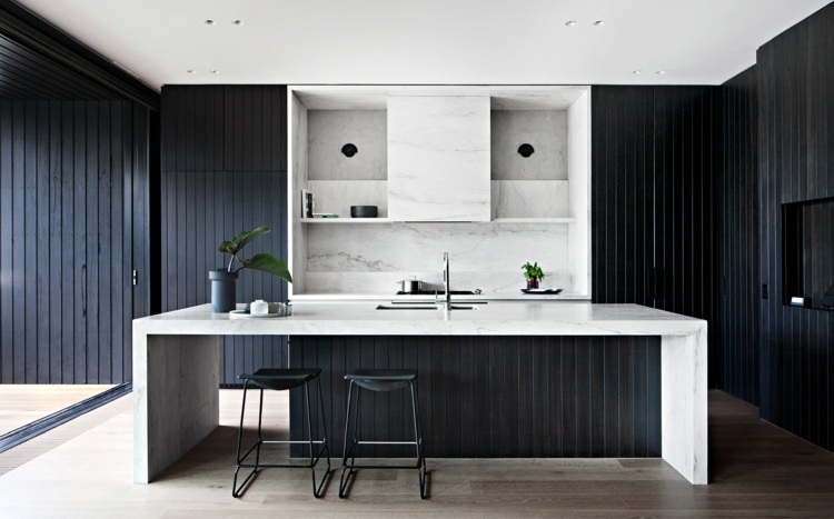 design für küchen holz-schwarz-weiße-kücheninsel-minimalistischer-stil
