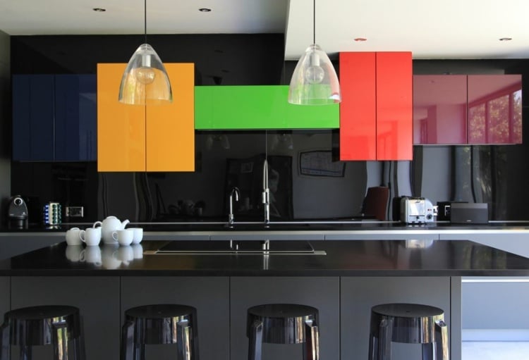 design-küchen-bunte-akzentfarben-hochglanz-schwarz-arbeitsplatte