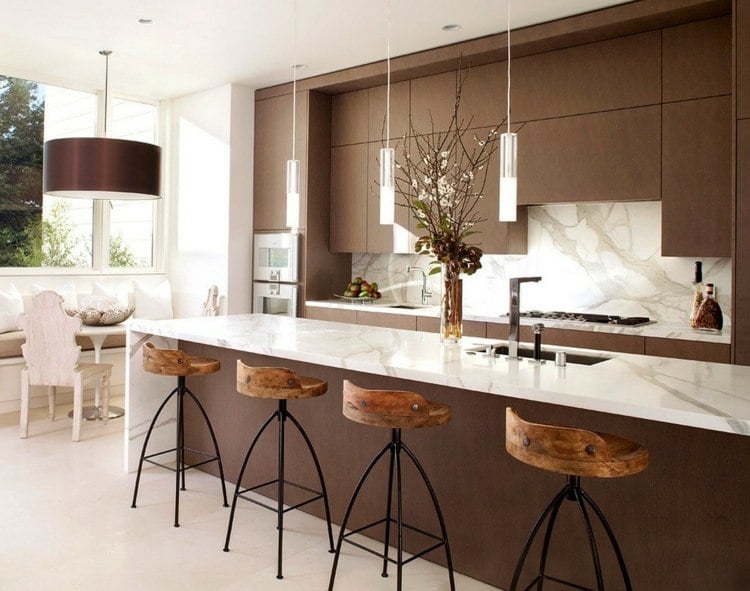 design-küchen-naturmaterialien-barhocker-marmor-weiß-braune-küchen