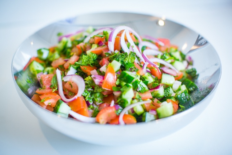 fitness-rezepte-persischer-salat-einfach-tomaten-gurken-petersilie