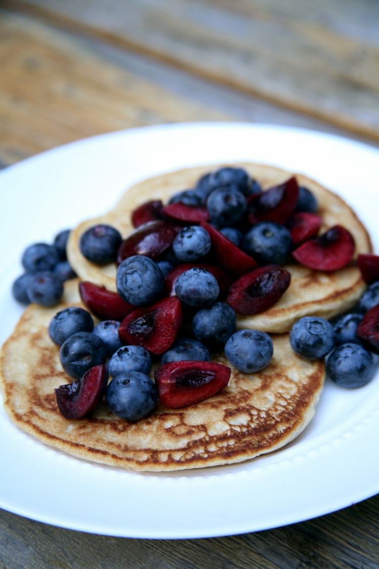 fitness rezepte pfannkuchen-vegan-backen-blaubeeren-früchte-superfood