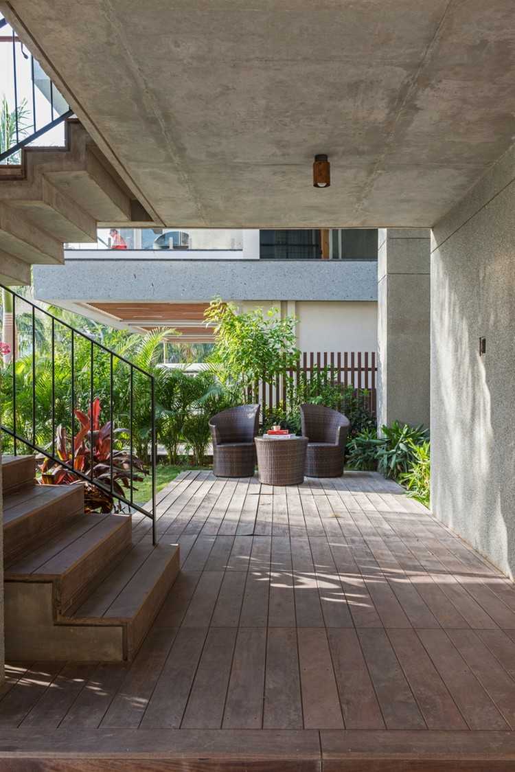 garten-terrasse-outdoor-möbel-holzdeck-beton-wände