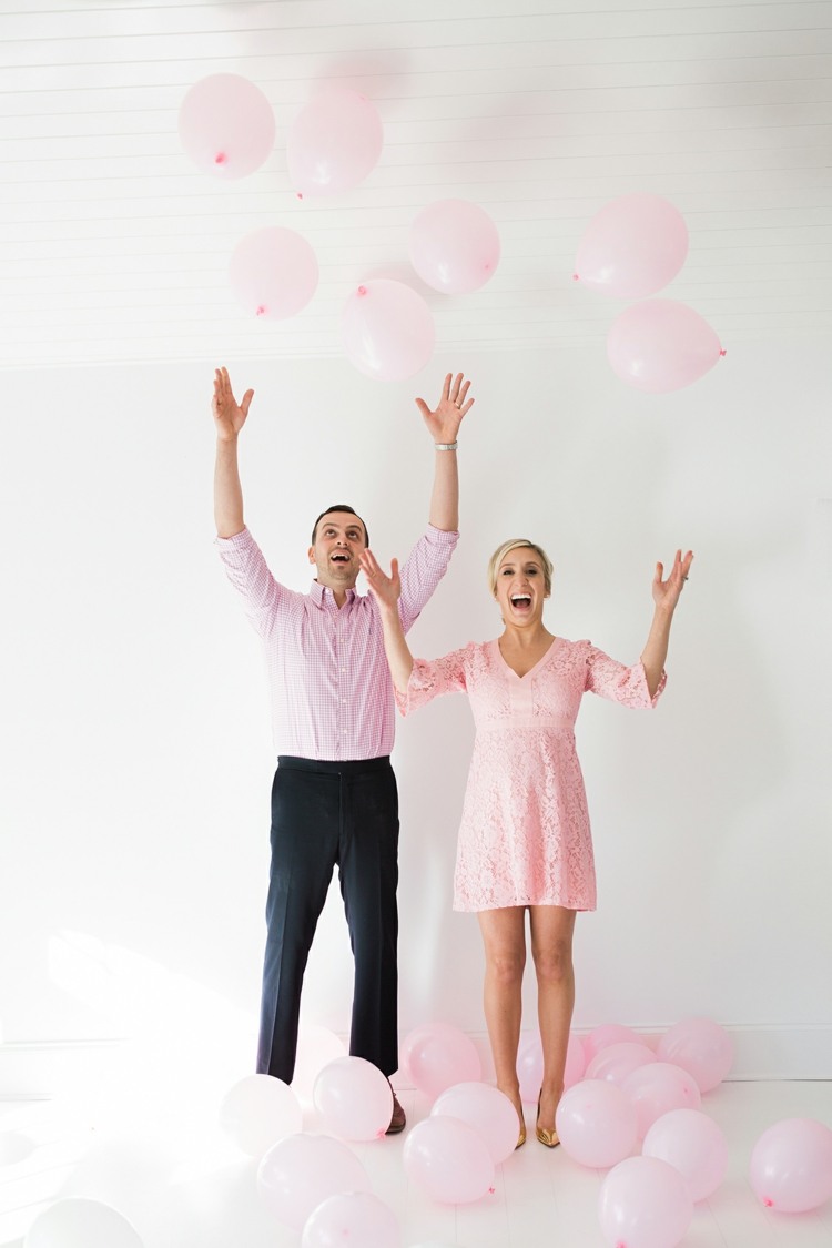 geschlecht enthüllen baby-foto-zukünftige-eltern-ballons-rosa-kleidung