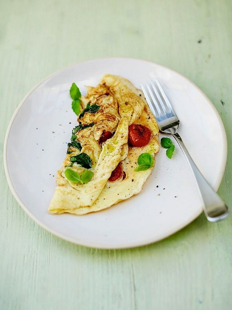 gesunde-rezepte-jamie-oliver-mittagessen-omelett-tomaten-basilikum