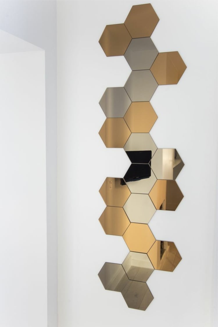 hexagon-fliesen-spiegel-spiegelfliesen-getönt-gold-wanddeko-akzent