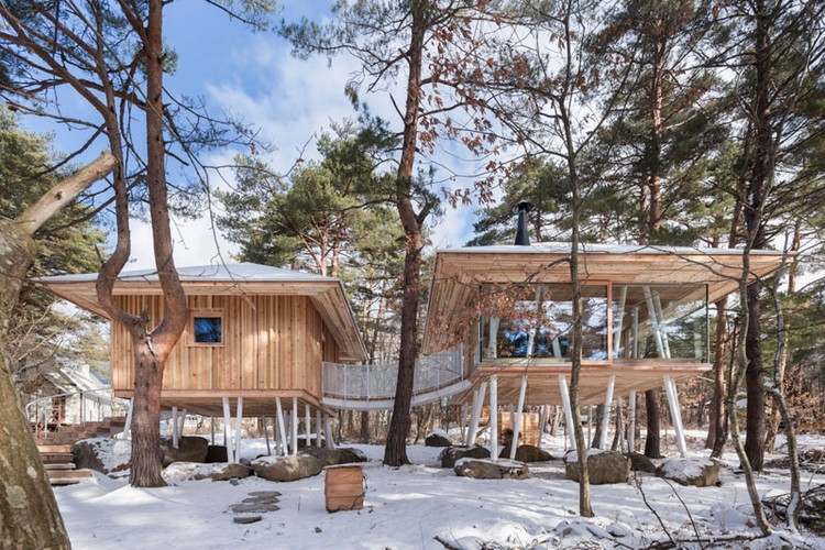Holzhaus auf Stelzen zwei-bauten-brücke-ferienhaus-schnee