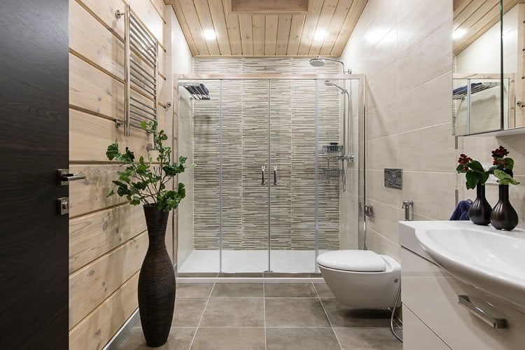 holzverkleidung-wand-modern-badezimmer-dusche-glaswand