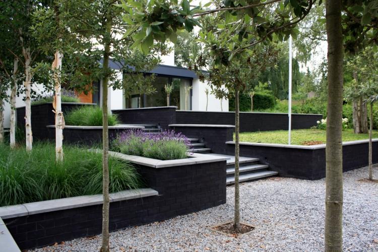 ideen-gartengestaltung-modern-hanglage-terrassen-beete-schwarze-stützwände