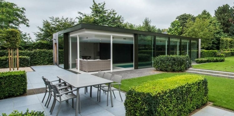 ideen-gartengestaltung-modern-schlichte-bepflanzung-hecken-akzente-esstisch-pool-schiebefenster