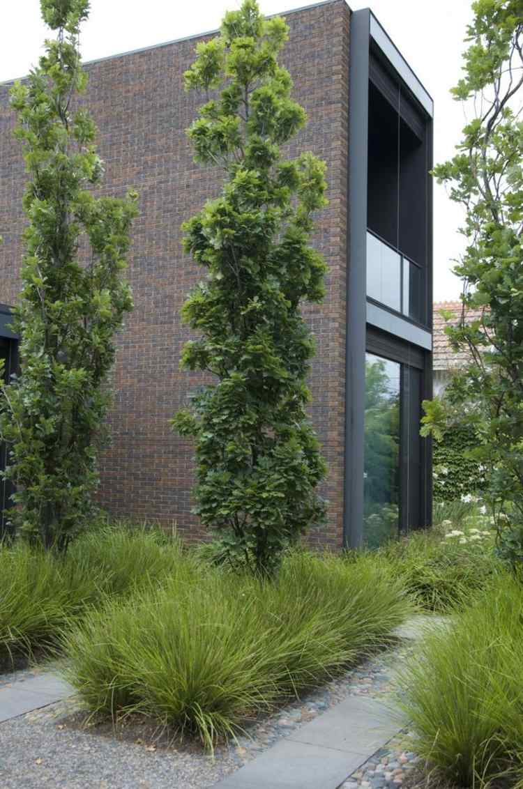 ideen-gartengestaltung-modern-säulen-bäume-hohe-gräser-pflanzen