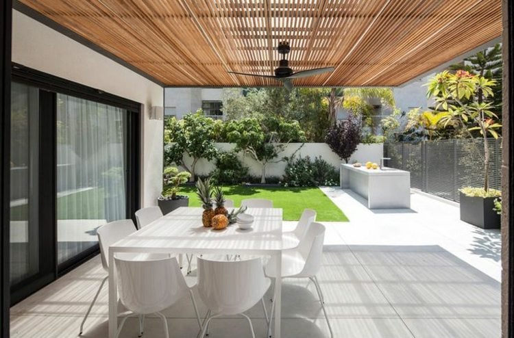 ideen-gartengestaltung-modern-terrassen-beispiele-überdachung-weißer-esstisch-outdoor