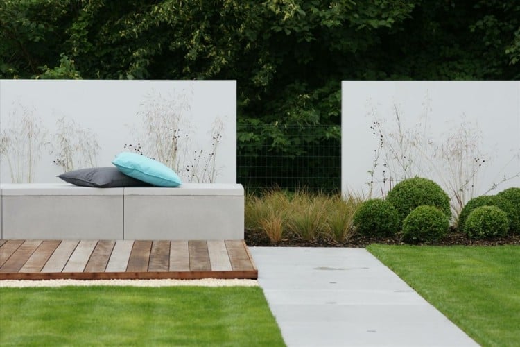 ideen zur gartengestaltung modern-minimalistisch-rasen-sitzbank-beton-sichtschutzwände