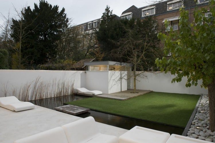 ideen zur gartengestaltung modern-minimalistisch-rasenfläche-wasser-weiße-terrasse