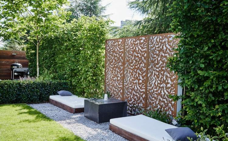 ideen zur gartengestaltung modern-sichtschutz-deko-cortenstahl-beton-wasserspiel-springbrunnen