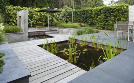 ideen zur gartengestaltung modern-teich-holz-gartenwege-hecke