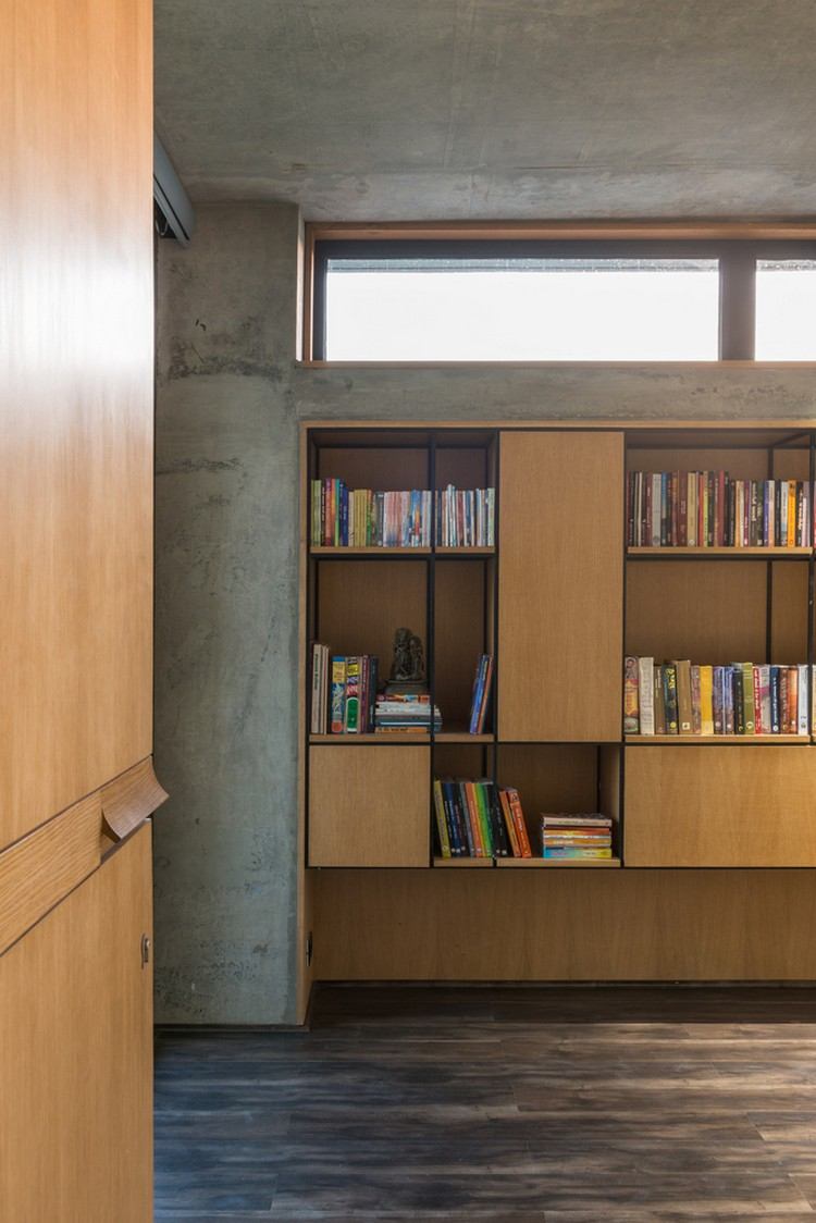 inneneinrichtung-bibliothek-bücherregale-holz-beton-wände
