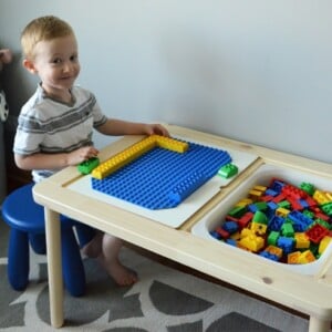 kinderzimmer-spieltisch-holz-lego-bausteine