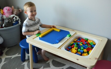 kinderzimmer-spieltisch-holz-lego-bausteine