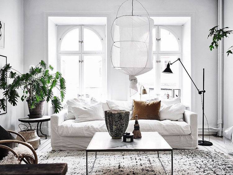 Kreative Wohnzimmergestaltung -weiss-skandinavisch-sofa