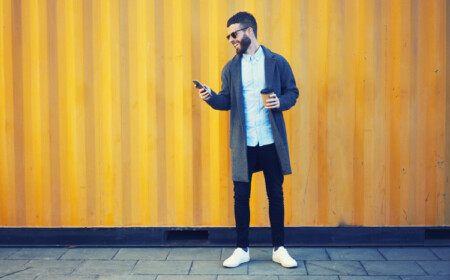 leisure-chic-outfit-mann-oberhemd-mantel-jeans-weisse-sneaker