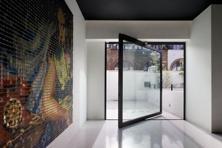 moderne-glastüren-große-drehtür-schwarzer-rahmen-zugang-patio