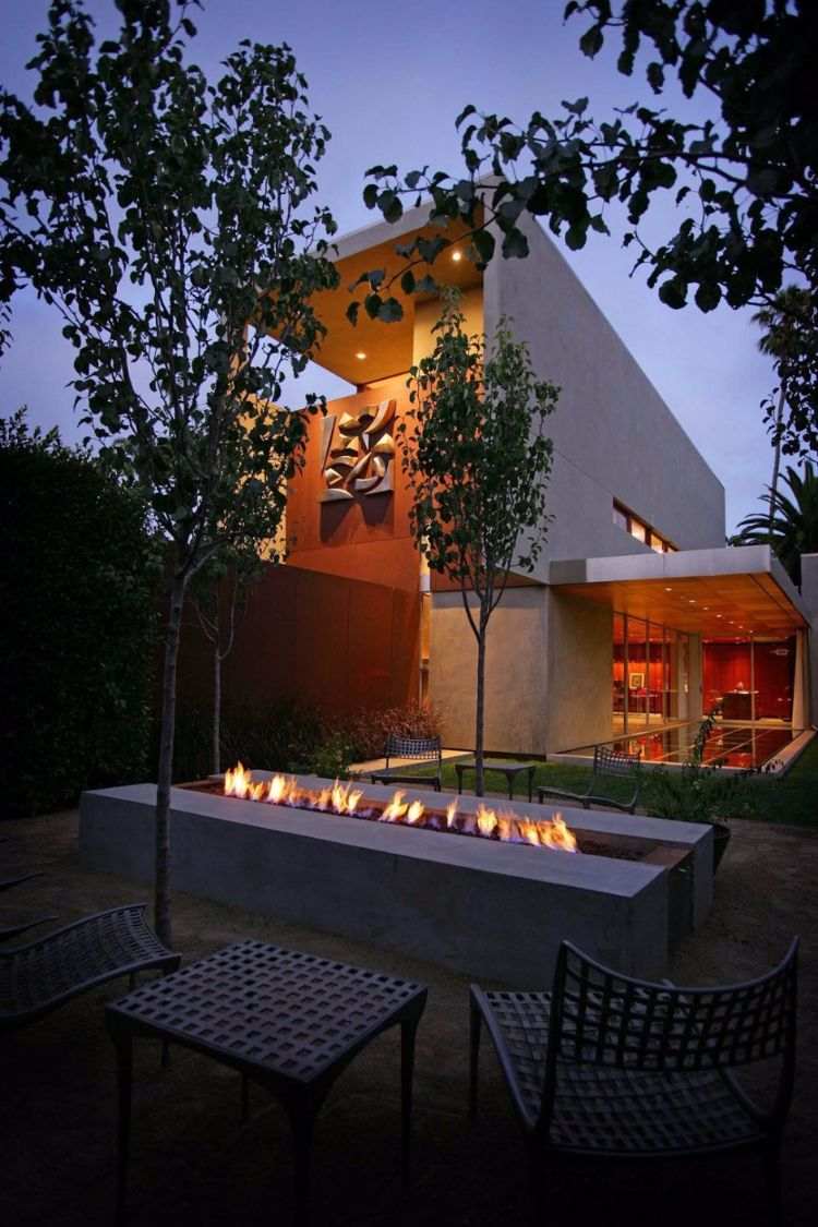 moderner-terrassenkamin-wohlfühlen-inspirationsideen-designer-feuerstelle-außenbereich